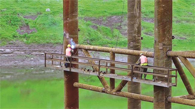 施工人员正在搭建支栈桥作业平台。涪陵网记者 夏雷 摄