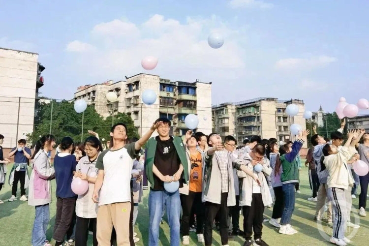 踩气球、人椅游戏……重庆中学生花式减压迎战高考3