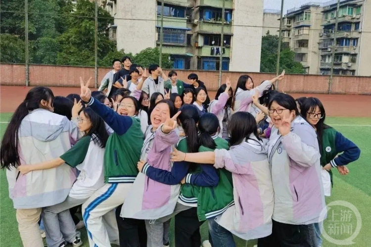 踩气球、人椅游戏……重庆中学生花式减压迎战高考4