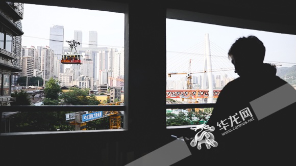 In Baixiangju Passage, famous landmarks in Chongqing, such as Yangtze River Cableway and Dongshuimen Bridge, can be photographed in the same frame.
