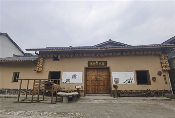 农耕文化馆，按照“一屋一特色”理念，保留老屋夯土墙、穿斗式木架结构的传统外观。