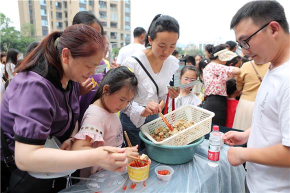 青少年及家长体验红豆腐的神奇。通讯员 陈仕川 摄
