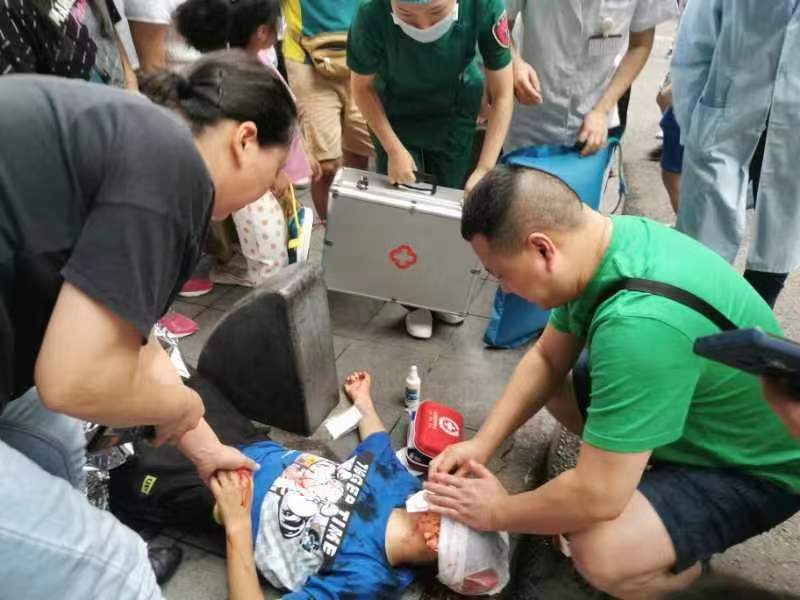 孟斌在现场为孩子包扎伤口。受访者供图