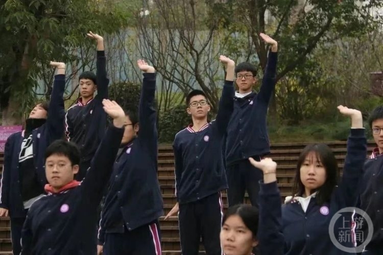 踩气球、人椅游戏……重庆中学生花式减压迎战高考5