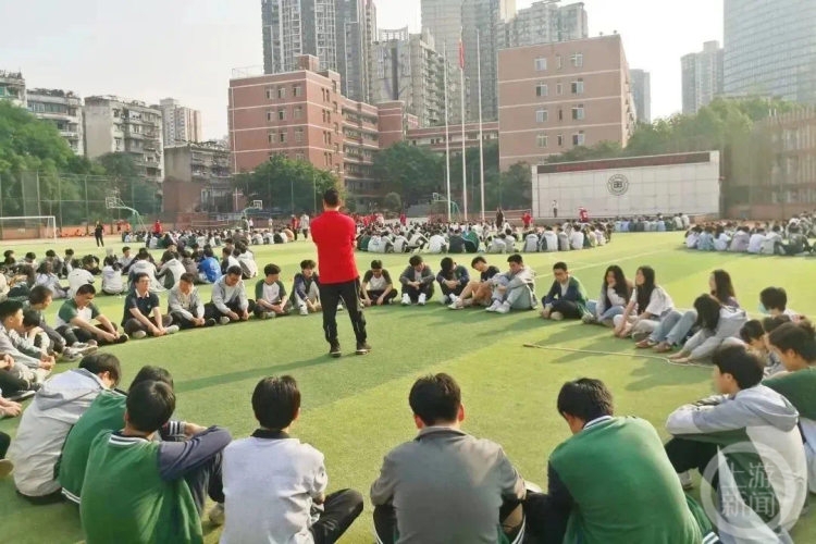 踩气球、人椅游戏……重庆中学生花式减压迎战高考1