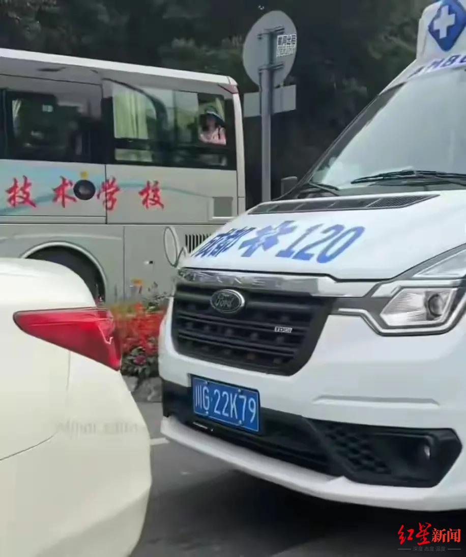 还原“司机拒给120让路”：事发接患者途中，未耽搁救治，小车司机被罚150元记3分1