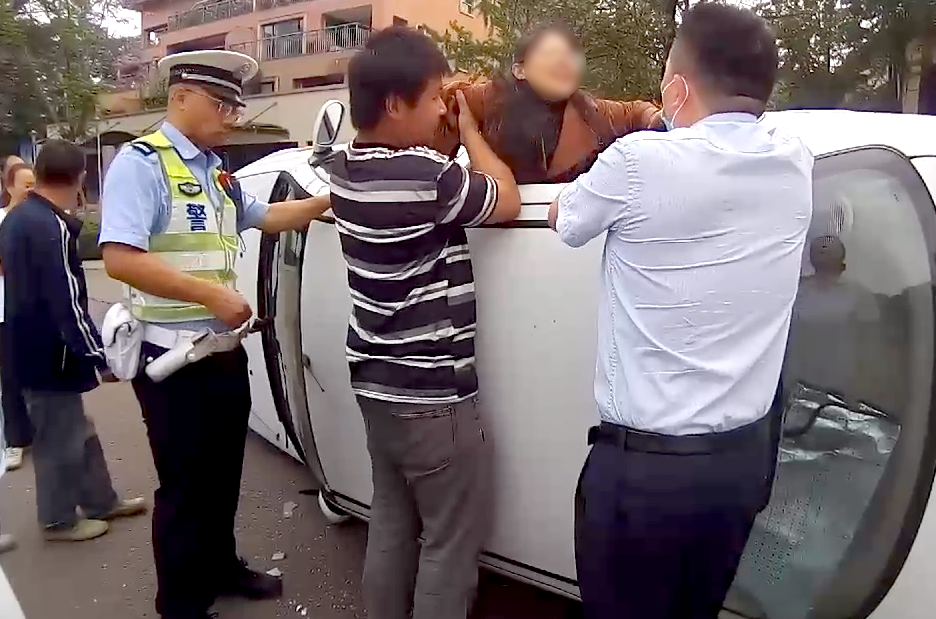 1民警与热心群众一起帮助驾驶员脱困。重庆高新区警方供图