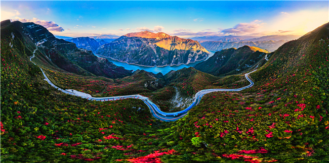巫山巫峡，满山红叶似彩霞。巫山县文化旅游委供图