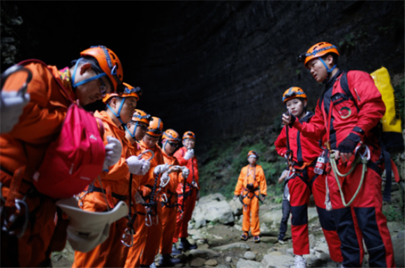 游客在贵州省绥阳县地下裂缝景区体验洞穴探险前接受教练的培训指导（5月17日摄）。新华社记者 刘续 摄