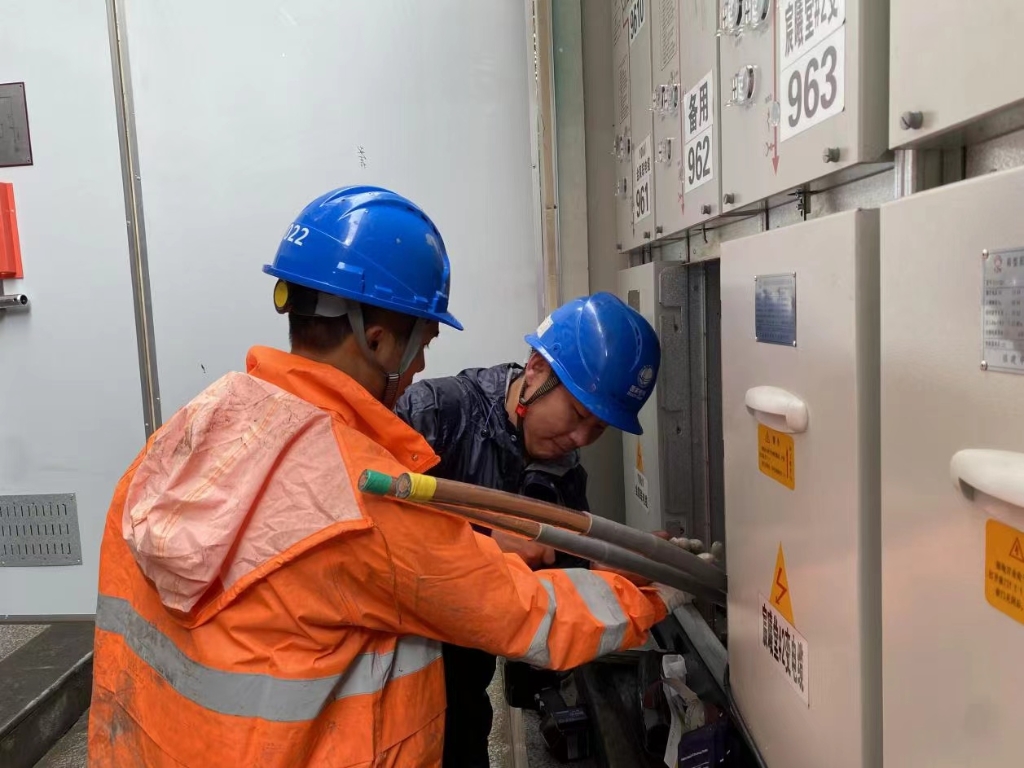 应急抢修队在城区对10千伏葛水线晨曦堂分支箱紧急抢修制作电缆插拔头。受访者供图