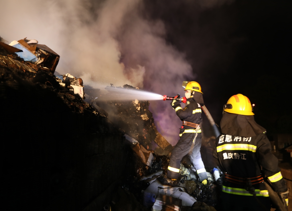 3过火后，货车和货物基本被烧毁。重庆黔江消防供图