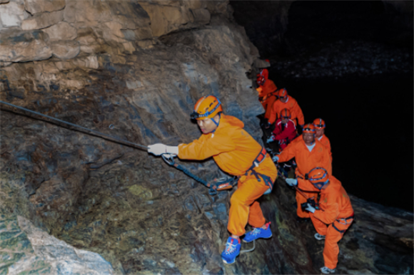 游客在贵州省绥阳县地下裂缝景区体验洞穴探险（5月17日摄）。新华社记者 刘续 摄