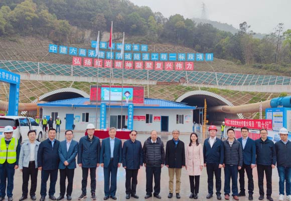 中国工程院院地合作重大项目在重庆科学城隧道，开展“院士行”考察活动。受访者供图 华龙网发