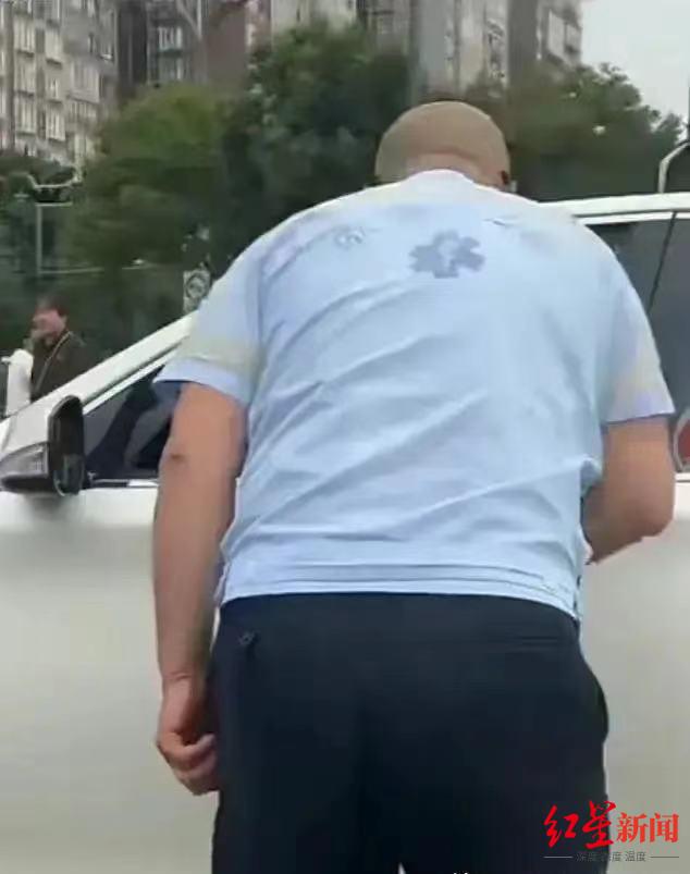 还原“司机拒给120让路”：事发接患者途中，未耽搁救治，小车司机被罚150元记3分2