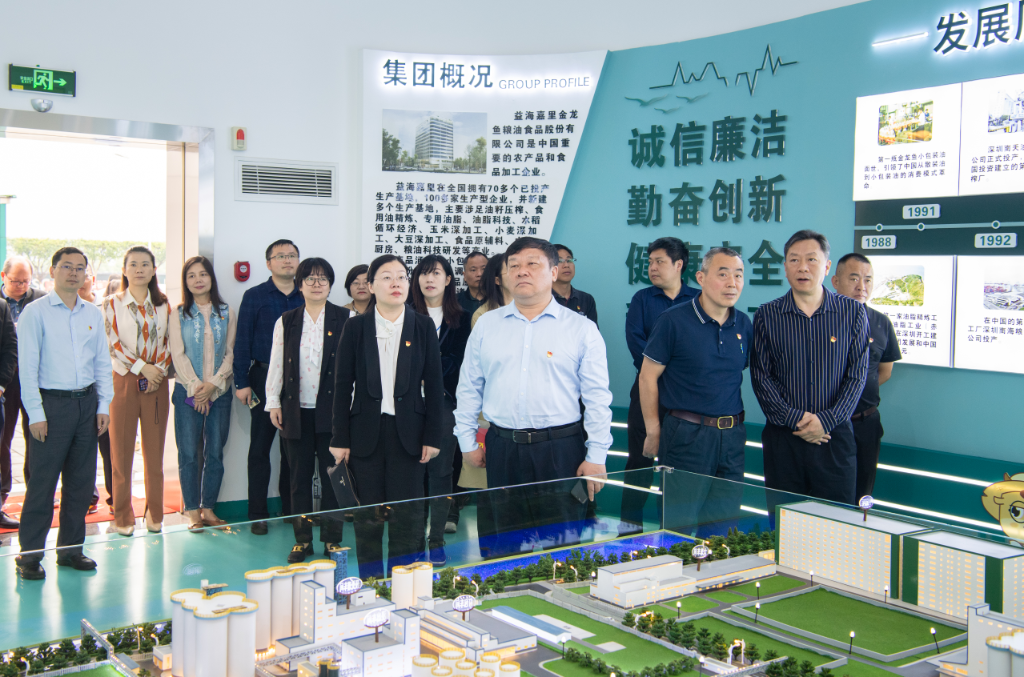 参观益海嘉里(重庆)粮油有限公司 学校供图 华龙网发