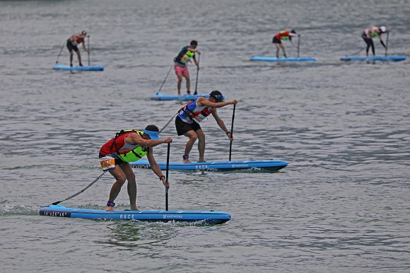 桨板参赛选手正在乌江水域开展竞技。通讯员 赵勇 摄
