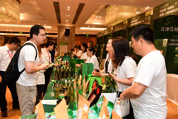 现场展陈的江津花椒系列产品引来嘉宾咨询。通讯员 苏盛宇 摄