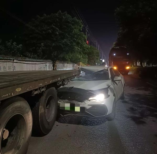 浙江一网约车司机睡梦中撞车，监控显示事发前行车他闭着眼1