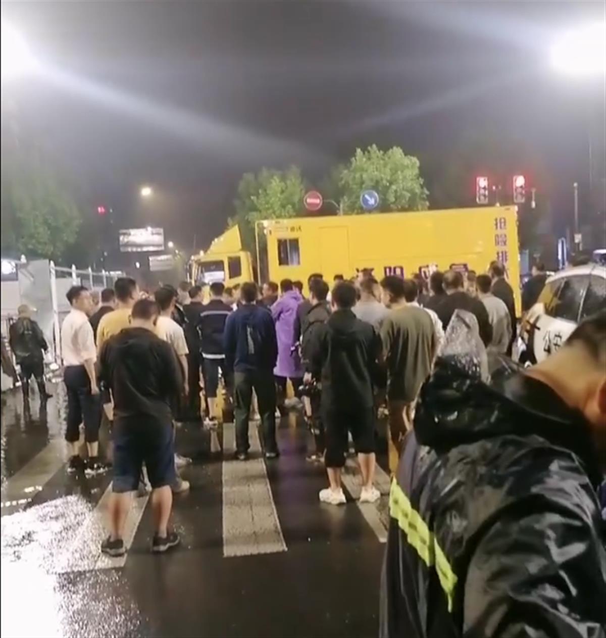 洛阳一地铁站出现积水 有网友称出现塌方 当地应急局：非塌方，系雨水管网漏水2