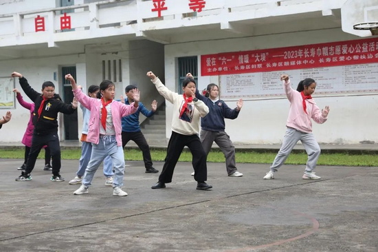孩子们表演太极拳。通讯员 胡雪梅 摄