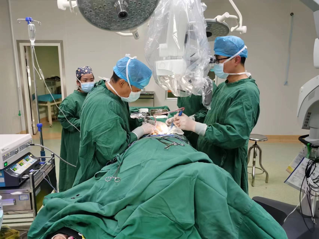昌都市人民医院正在开展手术。受访者供图