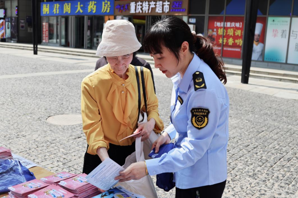 市民向工作人员咨询法律问题 重庆高新区市场监管局供图 华龙网发