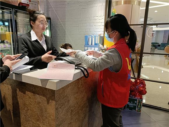 1环境保护志愿者向餐饮企业发放《重庆市指导防控PM2.5和臭氧污染告知书》。通讯员 陈浩 摄