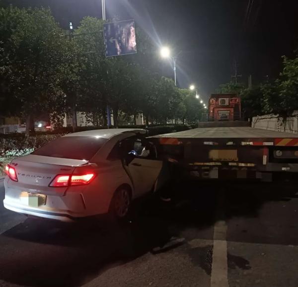 浙江一网约车司机睡梦中撞车，监控显示事发前行车他闭着眼2