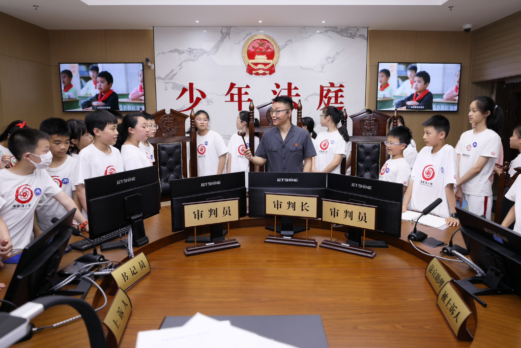 学生们参观少年法庭。重庆五中法院供图。
