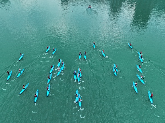 桨板参赛选手在乌江水域开展竞技。通讯员 赵勇 摄