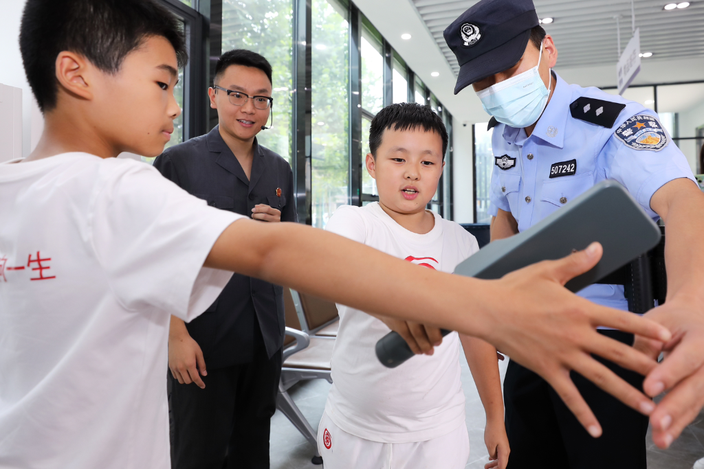 学生们体验安检流程。重庆五中法院供图。