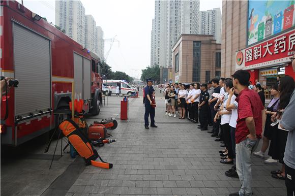 消防队员为市民讲解灭火器使用方法。通讯员 廖永强 摄