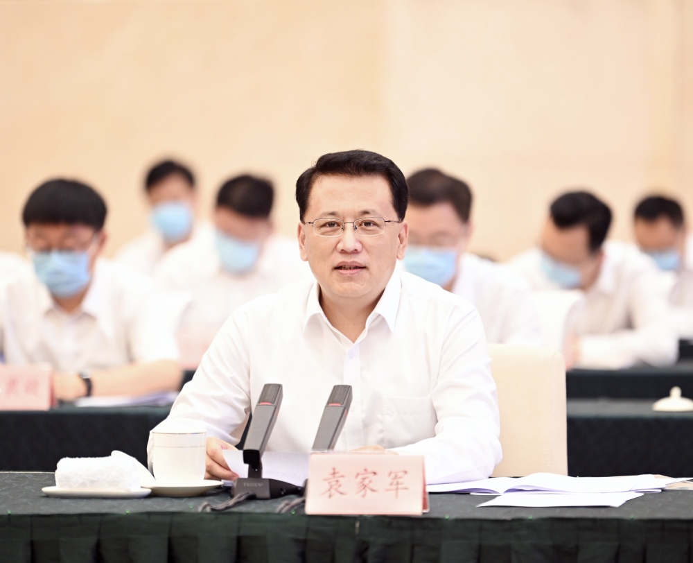 重庆市党政代表团赴山东考察并召开山东·重庆东西部协作第十九次联席会议 携手打造山区库区强县富民标志性成果 在中国式现代化场景中谱写鲁渝协作新篇章 袁家军林武在联席会议上讲话 胡衡华出席2