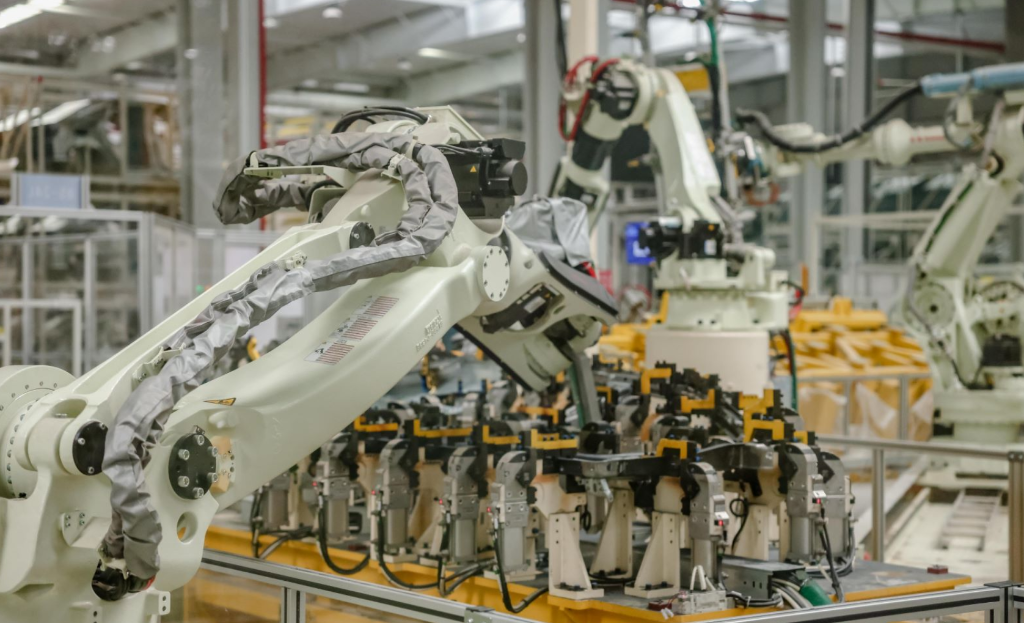 南京智慧工厂自动机器人。 深蓝汽车供图 华龙网发