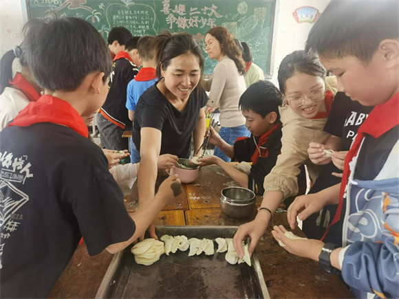师生共同包饺子庆祝六一儿童节。西龙小学供图。