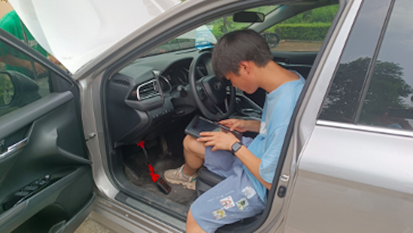 工程学院学生为辖区居民检测车辆故障。江津区圣泉街道办事处供图 华龙网发