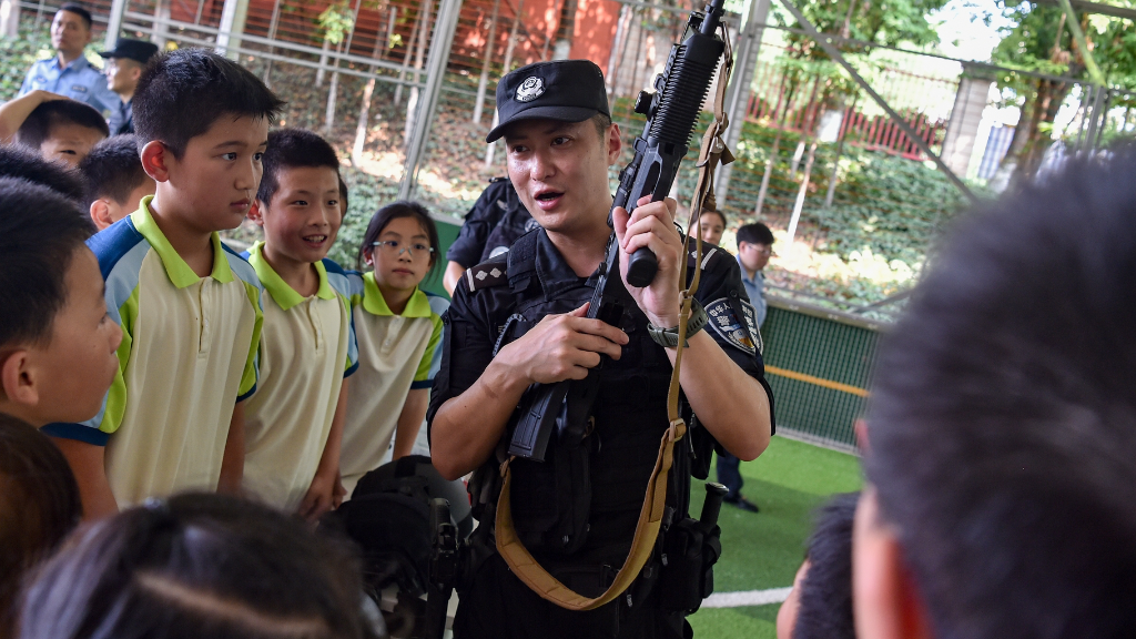 特警给同学展示警用步枪。警方供图