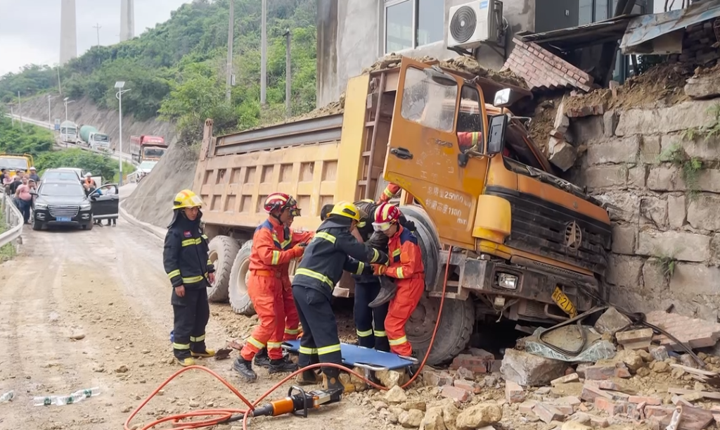 3驾驶员成功脱困。重庆涪陵消防供图