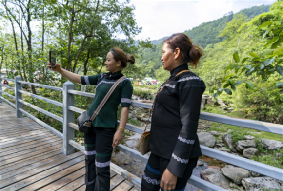 5月29日，两名游客在坪河草地景区自拍留念。新华社记者 陈欣波 摄