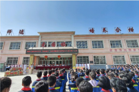 伽师县江巴孜乡第一小学的办学条件越来越好，小平房变成了教学楼。学校供图华龙网发