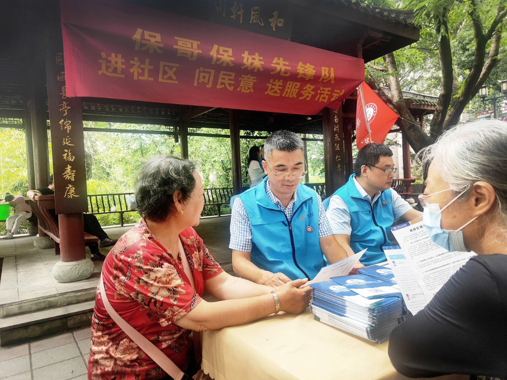志愿者正在为群众答疑。重庆市人力社保局 供图