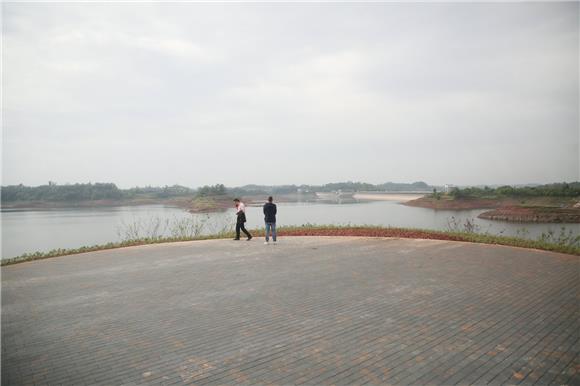 游客在观景平台欣赏水库风光。特约通讯员 邓小强 摄