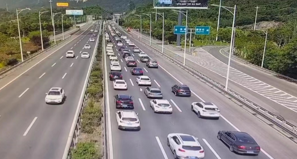 “五一”假期，重庆高速总车流量913.35万辆次。受访者供图