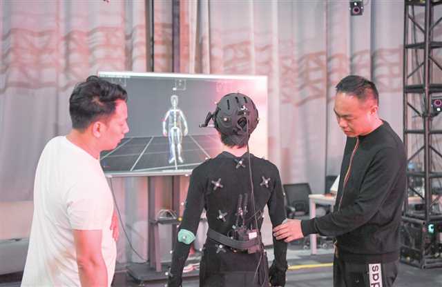 2022年5月6日，在位于重庆云谷·永川大数据产业园的达瓦影像科技虚拟摄影棚，卢琪（右一）与工作人员交流。卢琪是达瓦影像科技有限公司创始人、董事长，第26届“中国青年五四奖章”获得者。