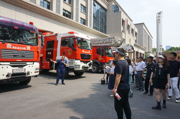 企业青年代表参观消防执勤车辆。大竹林街道供图 华龙网发