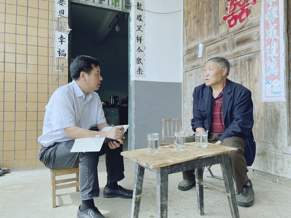 華龍網—新重慶客戶端記者采訪胡代林。周慧 攝