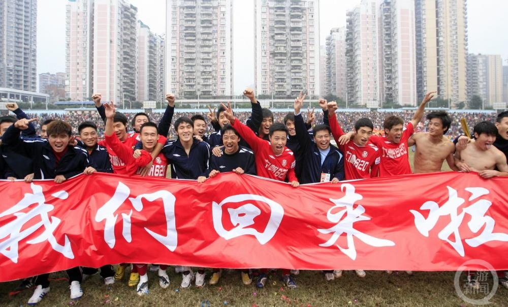 洋河体育场“大变身”：球场变草场，看台成苗圃，主席台上烤全羊3