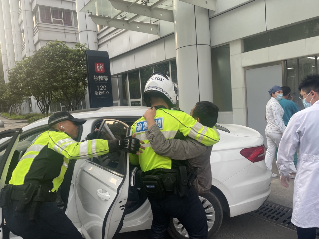 2渝警骁骑队员怀抱黄先生进入医院。重庆沙坪坝警方供图