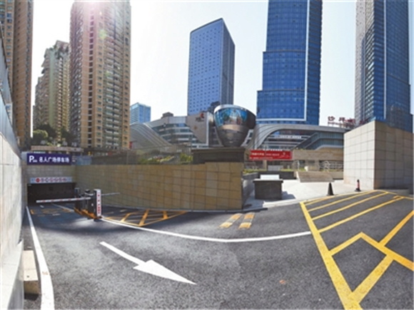 名人广场地下停车库天陈路方向出入口。记者 何远征 摄