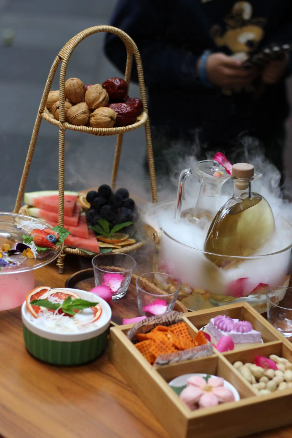 “糯米”店推出的围炉冰茶套餐，仙气飘飘颇受欢迎。受访者供图